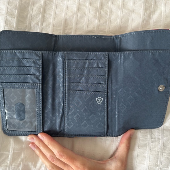 NWOT Vera Bradley Quilted Trifold Wallet Wristlet Gray Floral RFID - Picture 3 of 5